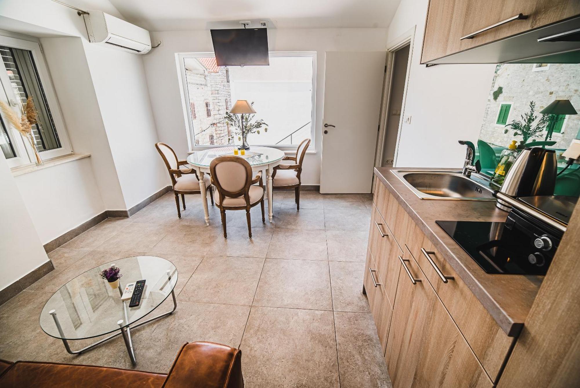 Downtown Luxury Apartments With Hot Tub Vodice Bilik gambar